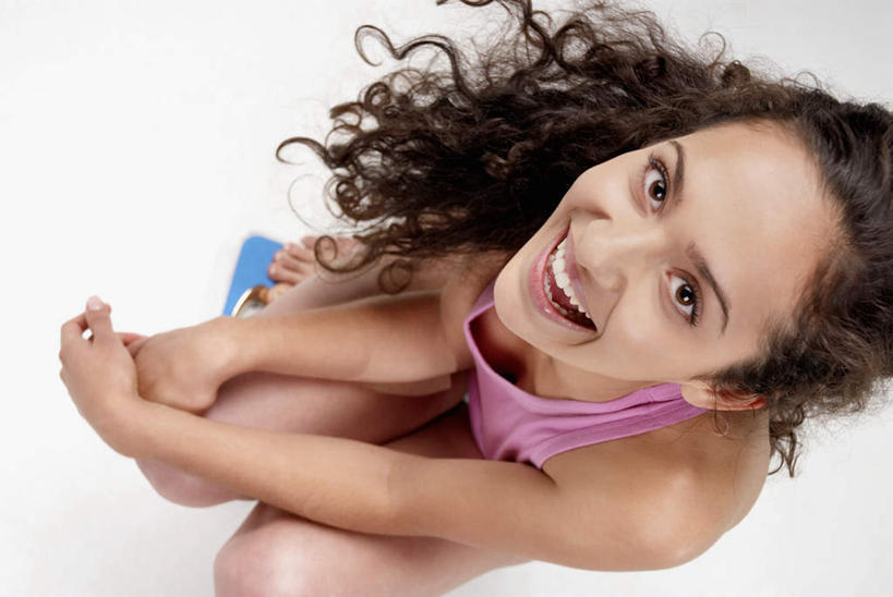 西方人,一个人,蹲,笑,微笑,露齿笑,横图,俯视,室内,白天,白色背景,仪器,欧洲,欧洲人,仅一个年轻女性,仅一个女性,仅一个人,阴影,服装,反射,背心,影子,电子秤,注视,衣服,观察,看,摄影,服饰,影棚,观看,察看,衡量,衣着,穿着,关注,计量,衡器,衣饰,年轻女性,女人,女性,白种人,秤,蹲着,抬头,仰头,半身,彩图,高角度拍摄,影棚拍摄,拍摄,电子称