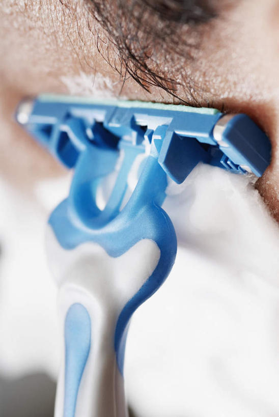 西方人,一个人,竖图,室内,特写,白天,正面,欧洲,欧洲人,仅一个男性,仅一个人,阴影,朦胧,模糊,反射,剃须刀,影子,仅一个年轻男性,清洁,护理,皮肤,刮胡刀,剃须膏,剃须,剃须泡沫,剃须啫喱,仪容,刮胡泡,刮胡啫喱,剃须沫,剃须泡,仪表,男人,男性,年轻男性,白种人,半身,彩图