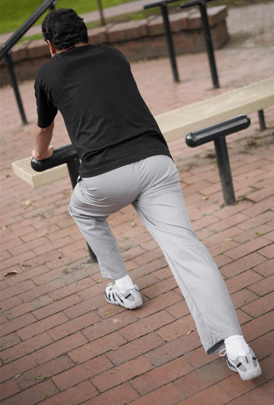 西方人,一个人,竖图,俯视,室外,白天,运动服,锻炼,旅游,度假,运动,双杠,欧洲,欧洲人,仅一个男性,仅一个人,撑,握,阴影,服装,朦胧,模糊,反射,影子,娱乐,运动器械,踩,仅一个年轻男性,衣服,踩着,享受,休闲,健身器械,放松,握着,服饰,张开双腿,撑着,衣着,穿着,室外运动,健身器材,户外运动,衣饰,展开双腿,男人,男性,年轻男性,白种人,彩图,高角度拍摄,全身,健身,运动器材,伸展双腿,运动装