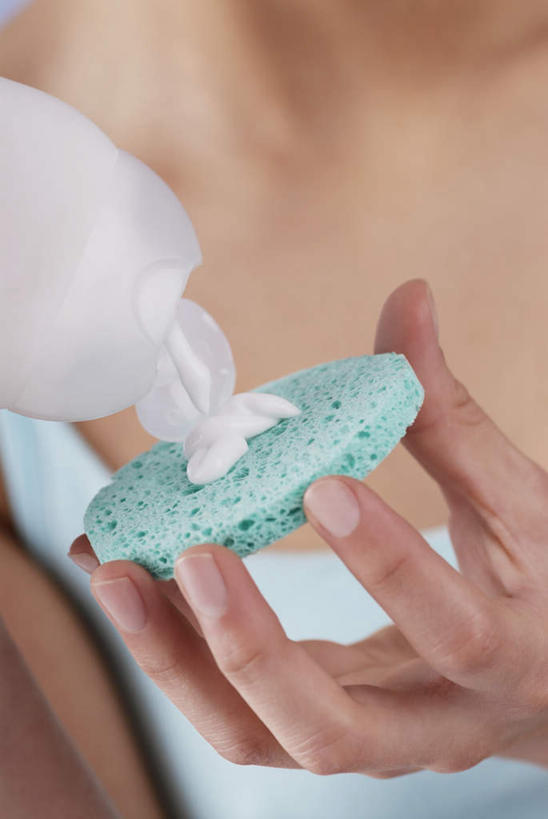 西方人,手,一个人,站,竖图,室内,特写,白天,正面,化妆,美容,欧洲,欧洲人,仅一个年轻女性,仅一个女性,仅一个人,护肤,握,阴影,服装,朦胧,模糊,美白,反射,海绵,影子,拿,拿着,衣服,抹胸,清洁,站着,保养,享受,休闲,手部,放松,去角质,握着,保健,服饰,洁面乳,单手,衣着,护肤品,洗面奶,穿着,去死皮,护肤用品,舒缓,养颜,洗脸海绵,洗脸扑,洗脸绵,去污,控油,紧肤,嫩肤,祛痘,去痘,祛角质,抗衰,再生,增白,补水,衣饰,年轻女性,女人,女性,白种人,站立,半身,彩图