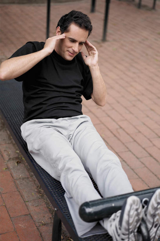 西方人,一个人,躺,仰卧起坐,竖图,俯视,室外,白天,运动服,运动鞋,锻炼,运动,石头,地板,鞋子,欧洲,欧洲人,仅一个男性,仅一个人,一双,服装,石子,注视,娱乐,仅一个年轻男性,一个,衣服,观察,看,享受,休闲,放松,服饰,单个,观看,休闲鞋,察看,衣着,穿着,关注,室内运动,举重机,举重床,衣饰,卧着,体育,男人,男性,年轻男性,白种人,石块,岩石,躺着,卧,仰卧,半身,彩图,高角度拍摄,健身,运动装