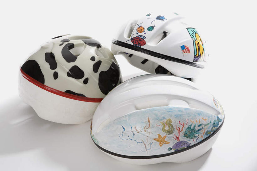 无人,横图,俯视,室内,特写,白天,白色背景,抽象,绘画,静物,帽子,阴影,艺术,反射,彩绘,头盔,图案,影子,艺术品,古典,文化,安全帽,工艺品,品味,概念,摄影,影棚,美术,高雅,美学,三顶,图文,彩图,高角度拍摄,影棚拍摄,拍摄,涂鸦