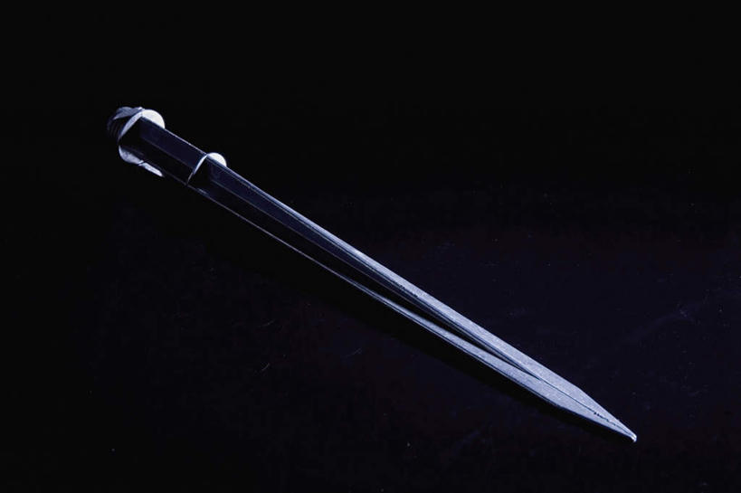 无人,横图,室内,特写,白天,正面,竞争,静物,一把,对抗,阴影,黑色背景,冲突,反射,影子,破坏,武器,战争,摄影,影棚,损坏,剑,攻击,威胁,对立,矛盾,兵器,防御,敌对,挫败,斗争,抗拒,抗衡,杀伤,威慑,百兵之君,短兵,危险,彩图,影棚拍摄,拍摄