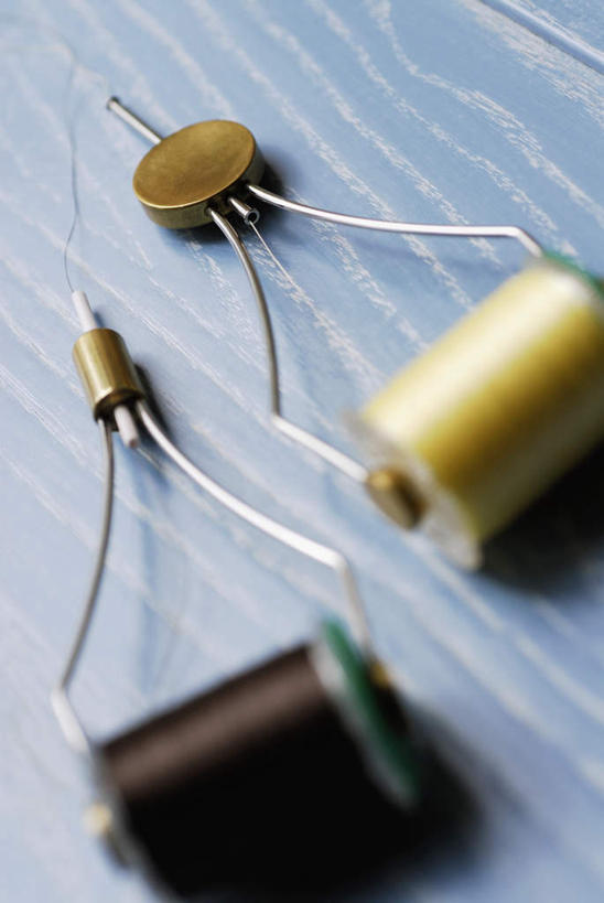 无人,竖图,俯视,室外,特写,白天,桌面,桌子,静物,阴影,朦胧,模糊,光线,木制,影子,两个,蓝色,阳光,木制品,渔具,鱼线轮,卷线器,彩图,高角度拍摄