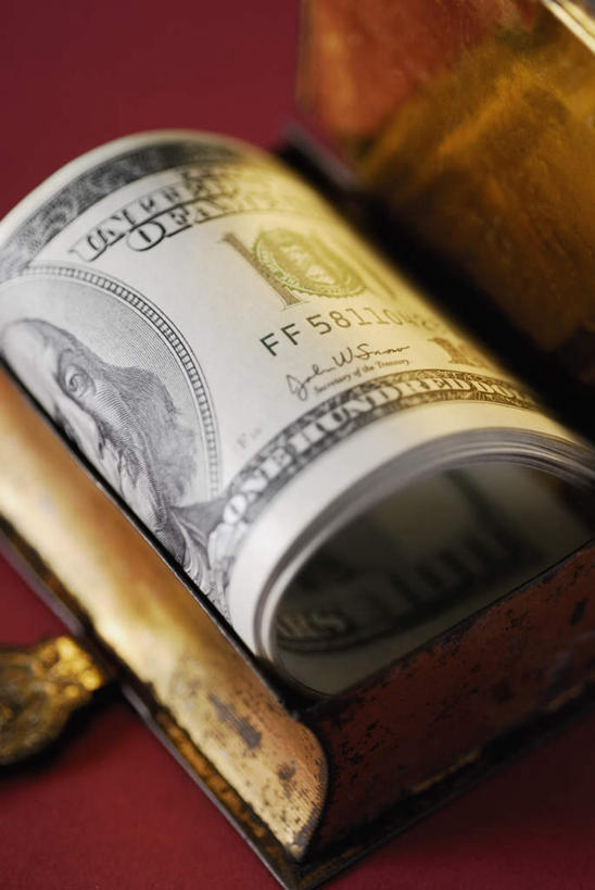 西方人,一个人,无人,科学家,竖图,俯视,室内,特写,白天,钱,美元,静物,欧洲,欧洲人,仅一个男性,仅一个人,仅一个中年男性,阴影,红色背景,朦胧,模糊,反射,包裹,标志,钱币,数字,文字,影子,字符,美金,标识,钞票,金融,纸币,摄影,阿拉伯数字,影棚,经济,科研人员,美圆,研究者,流通,纸钞,贸易,富兰克林,本杰明.富兰克林,科学研究者,哲学家,政治家,发明家,外交家,货币,现金,男人,男性,中年男性,白种人,科学工作者,半身,彩图,高角度拍摄,影棚拍摄,拍摄