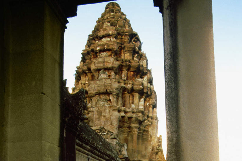 无人,寺庙,横图,室外,白天,仰视,旅游,度假,名胜古迹,标志建筑,地标,建筑,吴哥窟,柬埔寨,亚洲,阴影,节日,遗迹,光线,影子,屋顶,燃烧,顶棚,古迹,文化,文物,娱乐,建设,古建筑,蓝色,蓝天,天空,阳光,香火,庙宇,天,祈祷,享受,休闲,健康,旅游胜地,放松,许愿,宗教,信仰,晴朗,纪念,祈求,古文明,万里无云,吴哥寺,高棉,柬埔寨王国,吉蔑,平安,晴空,晴空万里,彩图,低角度拍摄,庙,寺