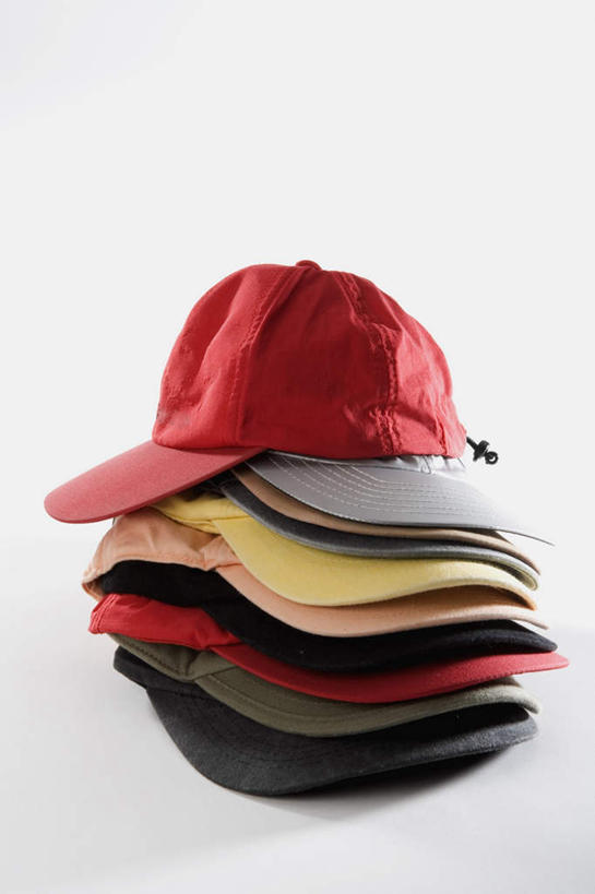 无人,竖图,彩色,室内,特写,白天,白色背景,正面,静物,帽子,一堆,许多,阴影,堆叠,堆积,反射,影子,运动帽,鸭舌帽,摄影,影棚,堆,彩图,影棚拍摄,拍摄