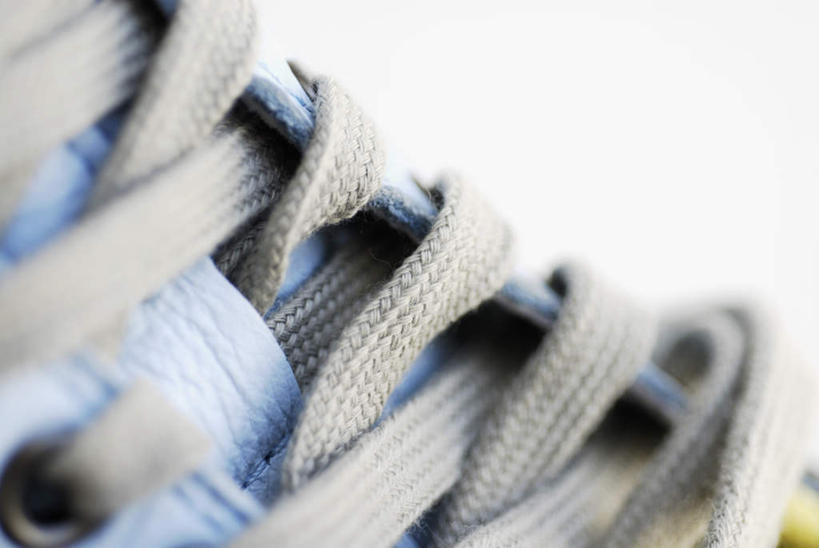 无人,横图,室内,特写,白天,白色背景,正面,运动鞋,静物,鞋子,阴影,朦胧,模糊,环绕,缠绕,反射,鞋带,影子,一只,白色,摄影,影棚,休闲鞋,纠缠,彩图,影棚拍摄,拍摄