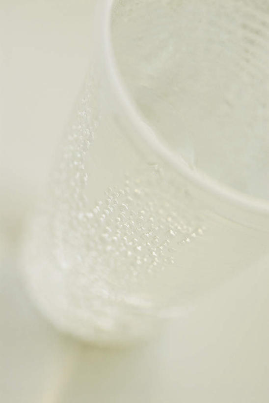 无人,竖图,俯视,室内,特写,白天,白色背景,杯子,阴影,朦胧,模糊,反射,液体,影子,塑料,泡泡,塑料制品,摄影,影棚,塑料杯,彩图,高角度拍摄,影棚拍摄,拍摄