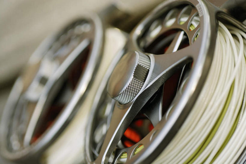 无人,横图,室外,特写,白天,正面,静物,阴影,朦胧,模糊,环绕,缠绕,光线,影子,两个,阳光,渔具,纠缠,鱼线轮,卷线器,彩图