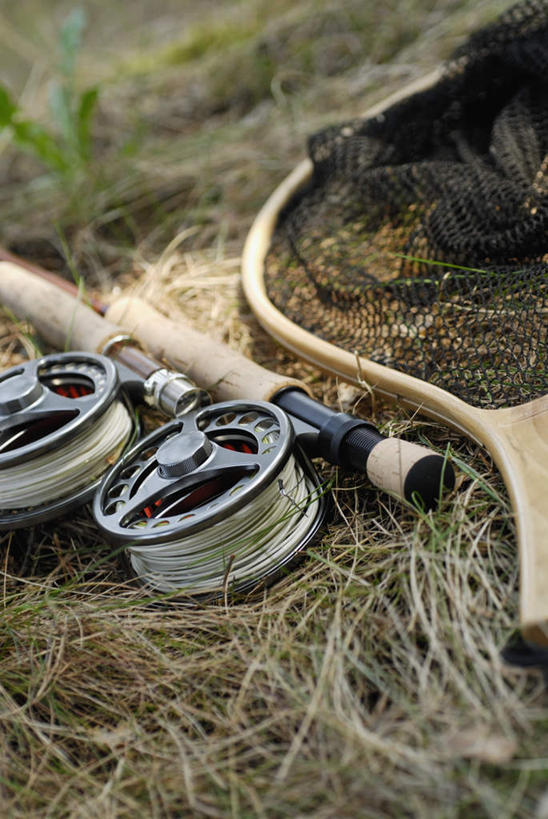 无人,竖图,俯视,室外,特写,白天,草地,草坪,植物,阴影,朦胧,模糊,光线,影子,草,绿色,阳光,渔网,渔具,抓捕,捕捞,鱼网,鱼线轮,卷线器,拉网,捕捞工具,彩图,高角度拍摄