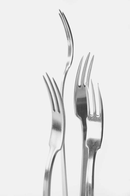 无人,竖图,室内,特写,白天,白色背景,正面,静物,餐具,金属制品,阴影,反射,金属,叉子,影子,四把,摄影,影棚,餐叉,进餐用具,彩图,影棚拍摄,拍摄