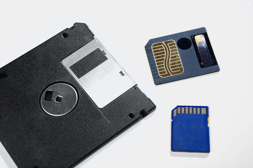 无人,横图,俯视,室内,特写,白天,白色背景,数据,科技,静物,金属制品,阴影,反射,科学,信息,金属,影子,存储介质,三个,摄影,影棚,软盘,芯片,存储,电脑芯片,运算,储存,集成电路,彩图,高角度拍摄,影棚拍摄,拍摄