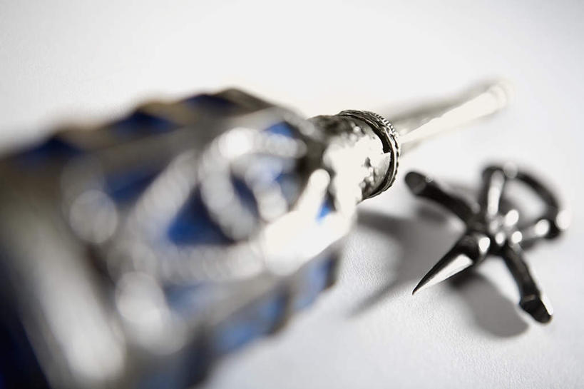 无人,横图,俯视,室内,特写,白天,白色背景,时尚,静物,项链,阴影,朦胧,模糊,芳香,香气,反射,影子,装饰品,瓶子,饰品,首饰,品味,香水,摄影,影棚,优雅,气味,高雅,芬芳,除臭,彩图,高角度拍摄,影棚拍摄,拍摄