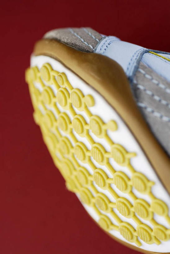 无人,竖图,室内,特写,白天,正面,运动鞋,静物,鞋子,阴影,红色背景,反射,影子,一只,摄影,影棚,休闲鞋,彩图,影棚拍摄,拍摄