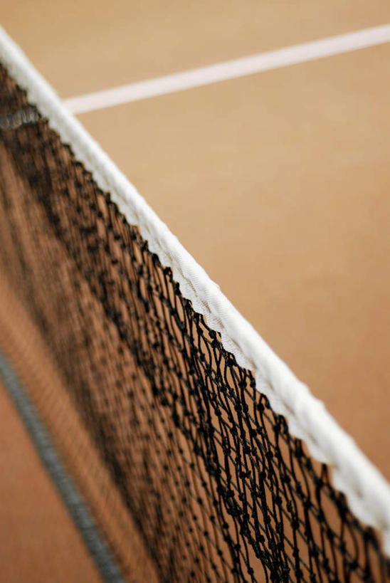 无人,竖图,俯视,室外,特写,白天,阴影,朦胧,模糊,光线,线,影子,球场,网球场,球网,分界线,场地,白色,阳光,网球球网,彩图,高角度拍摄,网球场地,红土场,软性球场