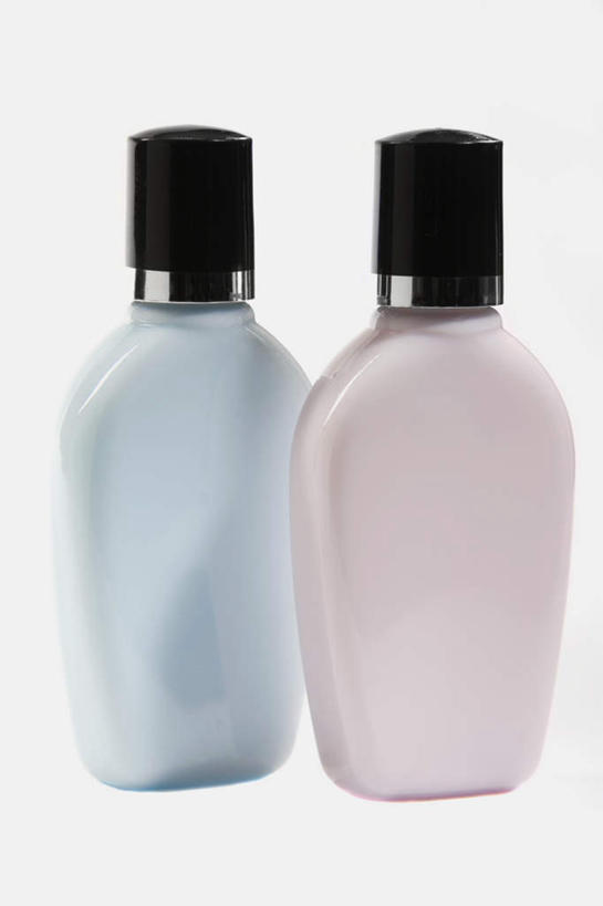 无人,竖图,室内,特写,白天,白色背景,正面,化妆,美容,静物,护肤,阴影,美白,反射,润肤露,影子,两个,粉色,蓝色,瓶子,塑料制品,清洁,保养,享受,休闲,塑料瓶,放松,去角质,保健,摄影,影棚,保湿,滋润,乳液,护肤品,去死皮,护肤用品,舒缓,养颜,去污,控油,紧肤,嫩肤,祛痘,去痘,祛角质,抗衰,再生,增白,补水,祛斑,抗皱,防皱,除皱,去皱,彩图,影棚拍摄,拍摄