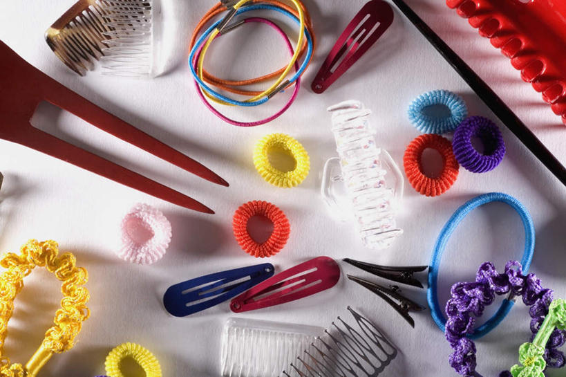 无人,横图,俯视,室内,特写,白天,白色背景,静物,许多,阴影,装饰,反射,头饰,影子,梳子,排列,发夹,发饰,夹子,饰品,日用品,摄影,影棚,华丽,修饰,点缀,头绳,配饰,美发用品,衬托,美观,雅致,雅观,摆列,彩图,高角度拍摄,影棚拍摄,拍摄,布列,分列,发绳