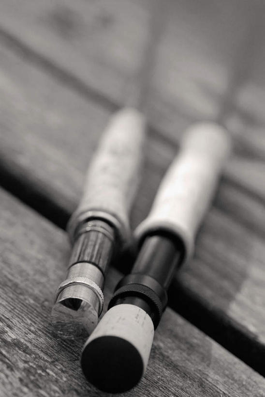 无人,竖图,俯视,黑白,室外,特写,白天,地板,静物,钓鱼竿,朦胧,模糊,地面,木地板,两个,渔具,钓竿,鱼竿,高角度拍摄,钓鱼