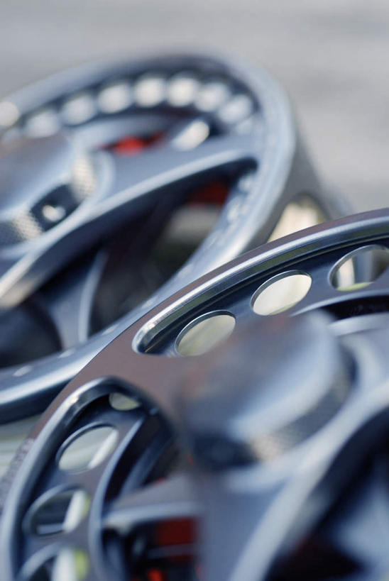 无人,竖图,俯视,室外,特写,白天,静物,阴影,朦胧,模糊,环绕,缠绕,光线,影子,两个,阳光,渔具,纠缠,鱼线轮,卷线器,彩图,高角度拍摄