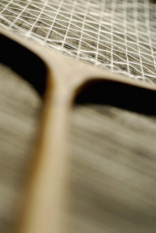 无人,竖图,俯视,室内,特写,白天,网球,静物,阴影,朦胧,模糊,反射,木制,网球拍,影子,球拍,网球装备,运动器械,一个,木制品,健身器械,单个,健身器材,网球运动,彩图,高角度拍摄,运动器材