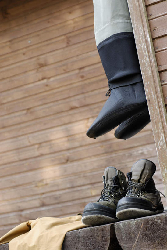 无人,竖图,室外,白天,正面,鞋子,吊挂,悬挂,木制,鞋带,墙,挂,墙壁,墙面,木制品,休闲鞋,彩图