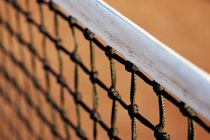 无人,横图,俯视,室外,特写,白天,静物,阴影,朦胧,模糊,光线,影子,球场,网球场,球网,场地,阳光,网球球网,彩图,高角度拍摄,网球场地,红土场,软性球场