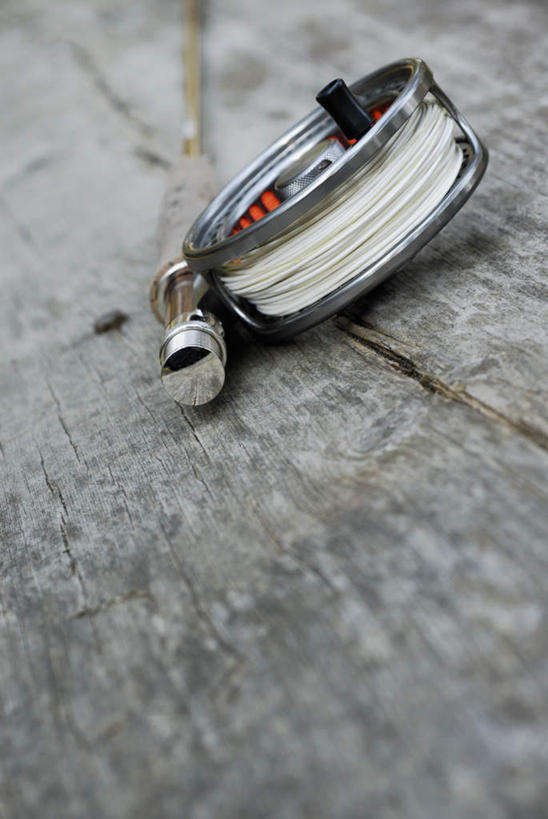 无人,竖图,俯视,室外,特写,白天,静物,钓鱼竿,金属制品,阴影,朦胧,模糊,光线,金属,影子,一个,阳光,单个,渔具,鱼线轮,卷线器,钓竿,鱼竿,彩图,高角度拍摄,钓鱼