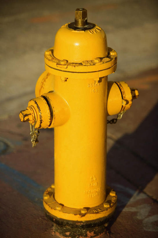 无人,竖图,俯视,室外,特写,白天,安全,道路,路,公路,消防栓,阴影,朦胧,模糊,光线,影子,交通,一个,黄色,阳光,单个,消防,灭火,消防器材,马路,彩图,高角度拍摄