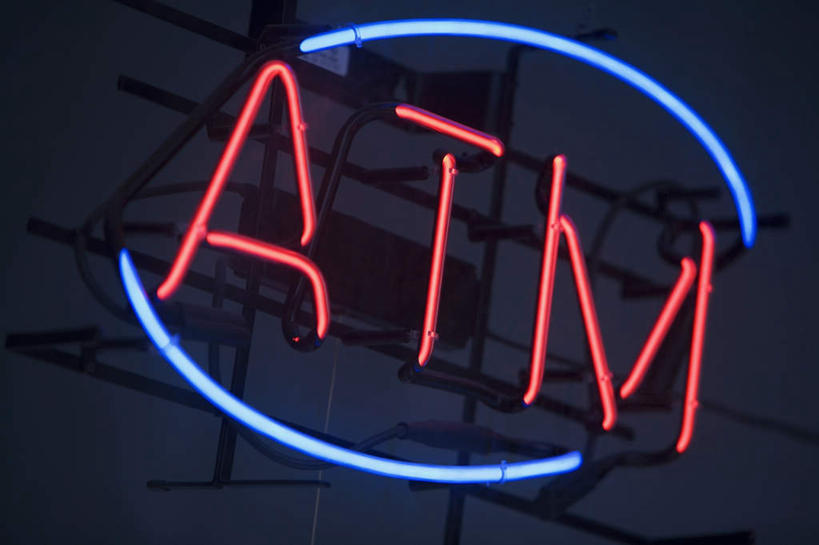 无人,横图,彩色,室外,特写,夜晚,仰视,取款机,霓虹灯,英文,标志,文字,字符,字母,灯光,七彩,光源,标识,霓虹,灯,英文字母,照明设备,atm机,自动柜员机,氖灯,自动取款机,彩图,低角度拍摄