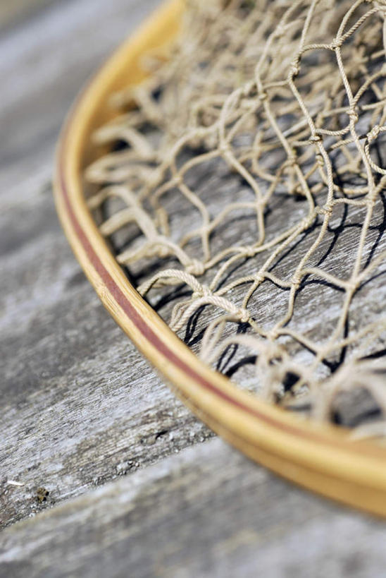 无人,竖图,俯视,室外,特写,白天,地板,静物,阴影,朦胧,模糊,光线,影子,地面,木地板,一个,阳光,渔网,单个,渔具,抓捕,捕捞,鱼网,拉网,捕捞工具,彩图,高角度拍摄