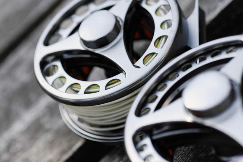 无人,横图,俯视,室外,特写,白天,地板,静物,阴影,朦胧,模糊,环绕,缠绕,光线,影子,地面,木地板,两个,阳光,渔具,纠缠,鱼线轮,卷线器,彩图,高角度拍摄