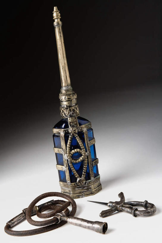 无人,竖图,室内,特写,白天,正面,时尚,静物,项链,阴影,灰色背景,芳香,香气,反射,影子,装饰品,三个,瓶子,饰品,首饰,品味,香水,摄影,影棚,优雅,气味,高雅,芬芳,除臭,彩图,影棚拍摄,拍摄