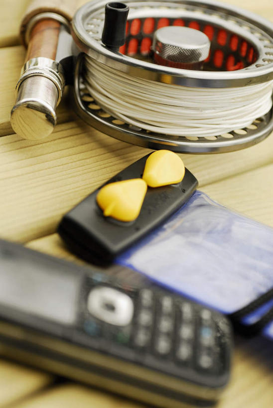 无人,打电话,竖图,俯视,室内,特写,白天,静物,电话,手机,钓鱼竿,阴影,朦胧,模糊,反射,影子,通讯设备,渔具,鱼线轮,卷线器,一部,交流,钓竿,鱼竿,沟通,通话,彩图,高角度拍摄,钓鱼