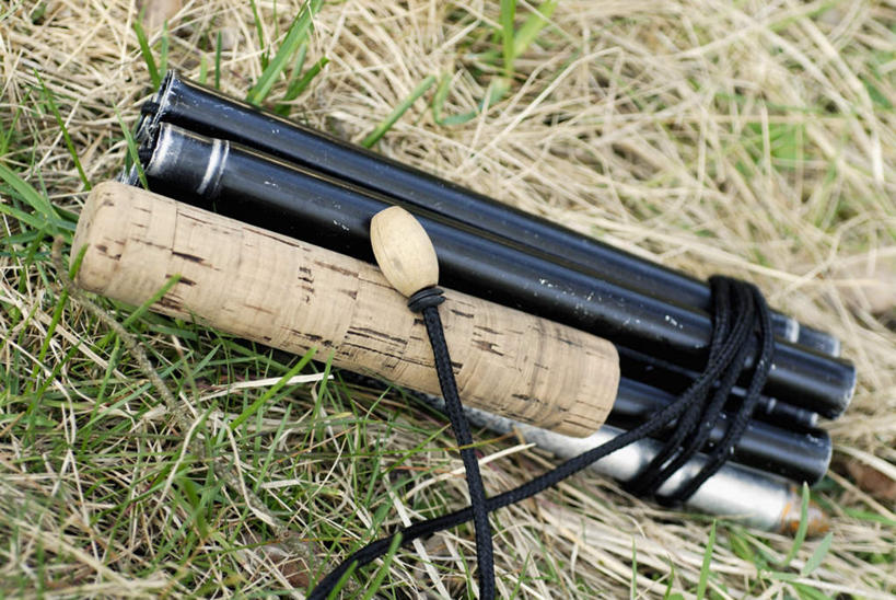 无人,横图,俯视,室外,特写,白天,草地,草坪,植物,钓鱼竿,阴影,朦胧,模糊,光线,影子,草,绿色,阳光,捆绑,渔具,绑缚,钓竿,鱼竿,彩图,高角度拍摄,钓鱼