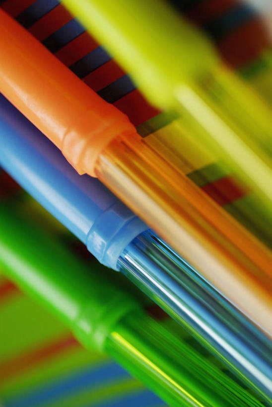 无人,竖图,俯视,室内,特写,白天,静物,一排,阴影,朦胧,模糊,整齐,反射,笔,影子,办公用品,水笔,文具,排列,学习用品,四支,摄影,影棚,文具用品,队列,彩图,高角度拍摄,影棚拍摄,拍摄