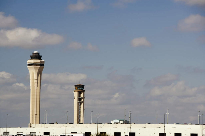 无人,机场,横图,室外,白天,仰视,度假,美景,城市风光,城市,飞机场,美国,阴影,高大,光线,影子,景观,云,云朵,塔,宏伟,云彩,娱乐,蓝色,白云,蓝天,天空,阳光,天,享受,休闲,景色,放松,晴朗,北美,北美洲,美洲,佛罗里达,佛罗里达州,迈阿密,佛州,阳光州,北亚美利加洲,亚美利加洲,高峻,嵬峨,航空站,空港,晴空,彩图,低角度拍摄