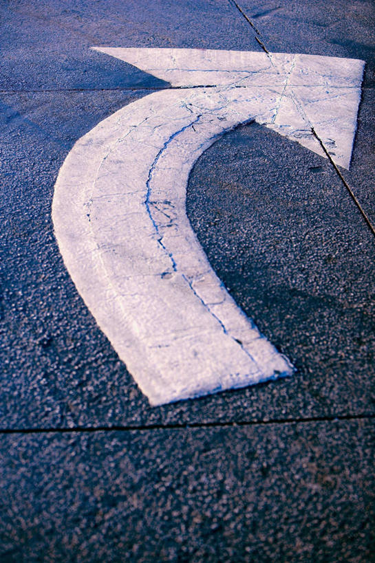 无人,竖图,俯视,室外,特写,白天,道路,路,公路,阴影,光线,影子,交通,方向,箭头,白色,阳光,指向,簇,马路,彩图,高角度拍摄