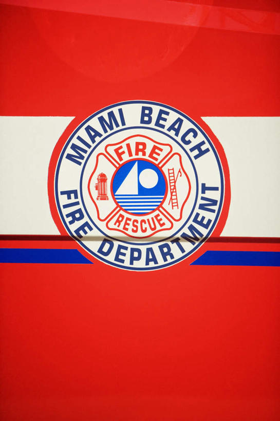 无人,竖图,室外,特写,白天,正面,安全,指示牌,汽车,救火车,静物,一辆,英文,标志,文字,字符,字母,标识,车,交通工具,英文字母,消防,载具,灭火,消防车,彩图,灭火车