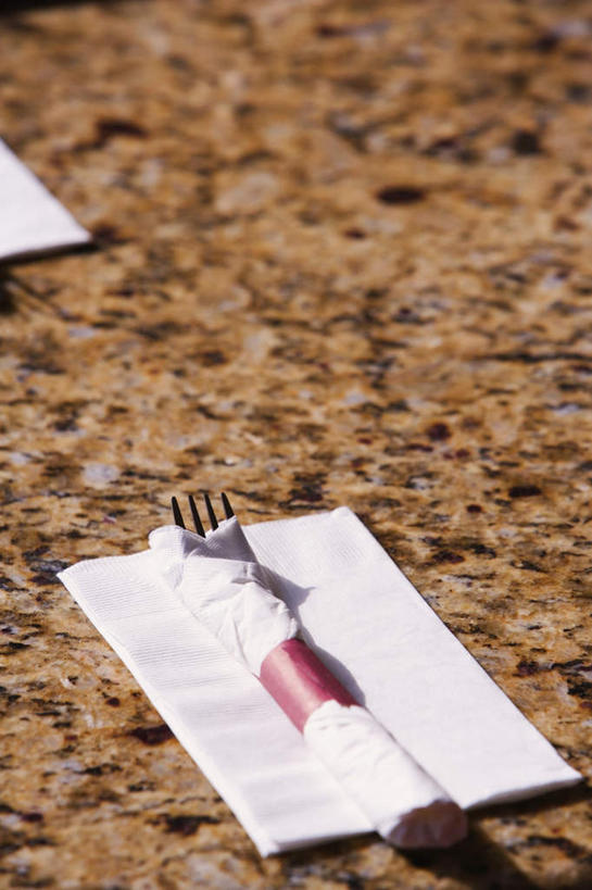 无人,竖图,俯视,室外,特写,白天,桌面,桌子,餐具,木制,叉子,一个,餐巾,木制品,单个,餐叉,保洁方巾,口布,进餐用具,彩图,高角度拍摄