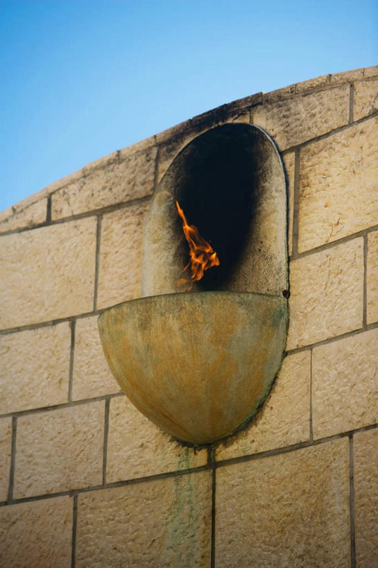 无人,竖图,室外,特写,白天,仰视,热情,火,阴影,光线,火焰,影子,纪念碑,燃烧,蓝色,蓝天,天空,阳光,天,晴朗,纪念,留念,怀念,万里无云,记念,晴空,晴空万里,彩图,低角度拍摄