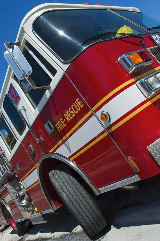 无人,竖图,室外,白天,仰视,安全,窗户,镜子,汽车,救火车,一辆,阴影,反射,光线,英文,标志,文字,影子,雨刷器,字符,字母,雨刷,标识,玻璃窗,车,红色,蓝色,蓝天,天空,阳光,车窗,交通工具,天,后视镜,晴朗,英文字母,消防,雨刮器,镜像,生命,镜面,载具,灭火,万里无云,光学,侧视镜,刮雨器,晴空,晴空万里,消防车,彩图,低角度拍摄,灭火车