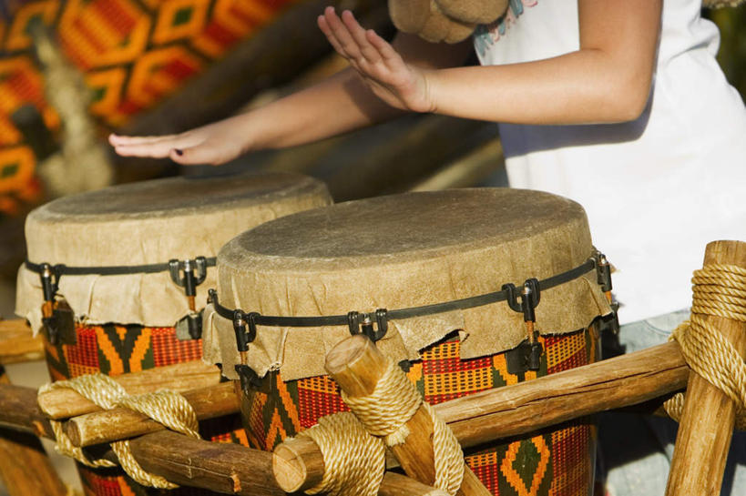 西方人,一个人,坐,横图,室外,白天,正面,欧洲,欧洲人,仅一个年轻女性,仅一个女性,仅一个人,敲打,服装,风俗,朦胧,模糊,民俗,鼓,乐器,休闲装,两个,衣服,休闲,休闲服,服饰,打击乐器,节奏,节拍,非洲鼓,民风,传统乐器,年轻女性,女人,女性,白种人,坐着,半身,彩图