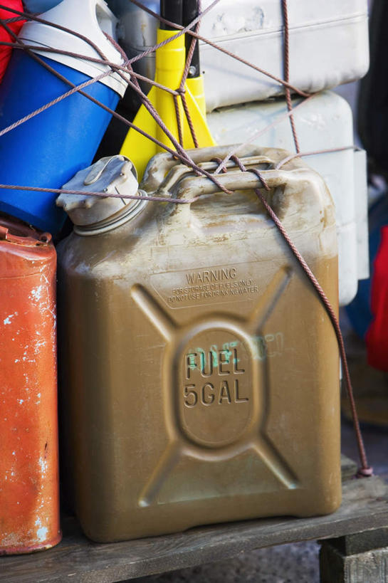 无人,竖图,室外,特写,白天,正面,静物,金属制品,许多,金属,壶,塑料,很多,盒子,容器,绳子,塑料制品,储藏,绳索,绑扎,储存,油壶,彩图,贮存