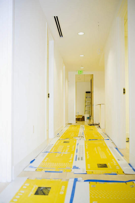 无人,攀登,竖图,室内,白天,正面,窗户,照明,阴影,光线,英文,标志,梯子,文字,影子,字符,字母,阶梯,木梯,墙,走道,走廊,过道,灯光,标识,顶灯,玻璃窗,墙壁,墙面,灯,灯具,爬,上升,英文字母,照亮,照明设备,登高,攀爬,彩图