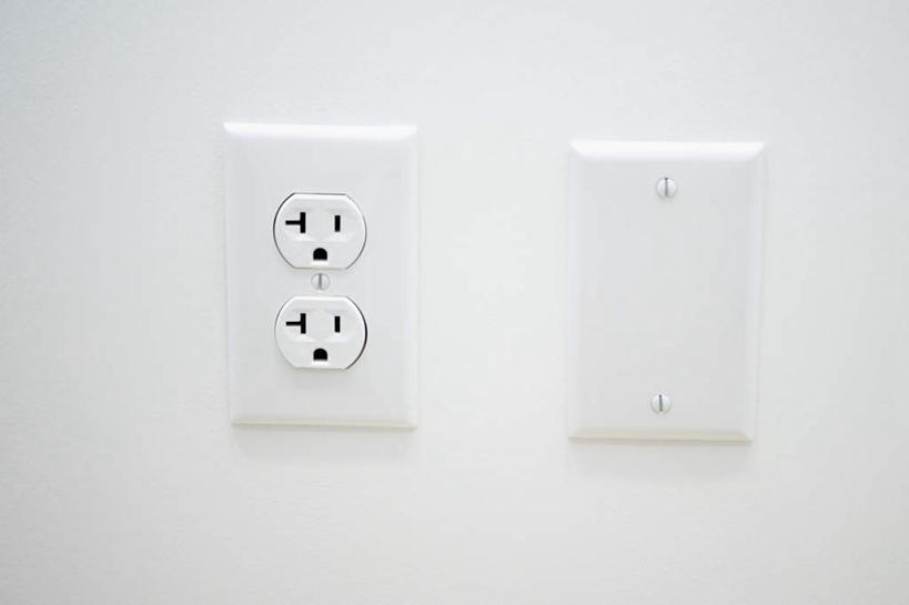 无人,横图,室内,特写,白天,正面,静物,电器,墙,插座,墙壁,墙面,白色,卫生,家用电器,插线板,拖线板,纯真,电源转换器,排插,洁净,光明,恬静,中间色,朴素,清白,彩图