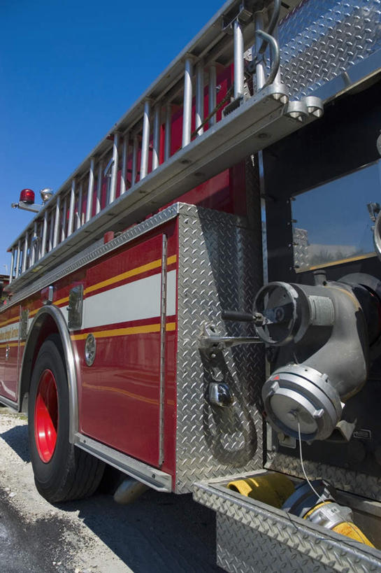 无人,攀登,竖图,室外,白天,正面,安全,汽车,救火车,金属制品,一辆,阴影,光线,金属,梯子,影子,阶梯,车,红色,蓝色,蓝天,天空,阳光,交通工具,天,爬,晴朗,上升,消防,载具,灭火,万里无云,登高,晴空,晴空万里,消防车,攀爬,彩图,灭火车