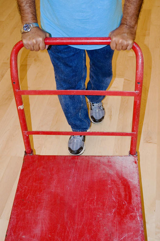 西方人,一个人,走,推,竖图,俯视,室内,白天,欧洲,欧洲人,仅一个男性,仅一个人,仅一个中年男性,一辆,服装,裤子,时间,时钟,手表,计时,牛仔裤,休闲装,车,衣服,红色,蓝色,手推车,钟表,交通工具,休闲,休闲服,表,服饰,腕表,载具,男人,男性,中年男性,白种人,钟,步行,散步,走路,半身,彩图,高角度拍摄