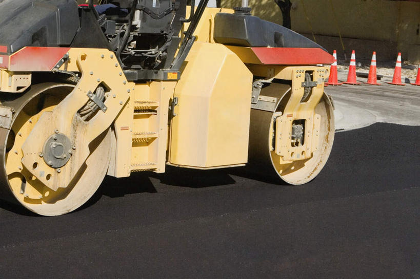 无人,横图,室外,白天,正面,技术,道路,建筑,路,公路,一辆,一排,阴影,整齐,分离,光线,影子,交通,警告,车,排列,施工,阳光,交通工具,机械,工程车,警示,压路机,隔离,禁止,提醒,工程,队列,提示,限制,载具,交通标志,路锥,交通锥,交通运输,工作车,施工车,压路车,危险,马路,彩图