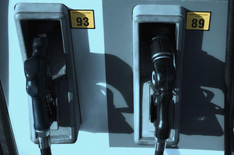 无人,横图,室外,特写,白天,正面,静物,阴影,光线,标志,数字,文字,影子,字符,标识,两个,阳光,阿拉伯数字,加油站,加油枪,计量加油枪,输油枪,油枪,彩图,补充站,公共加油站,汽车加油站